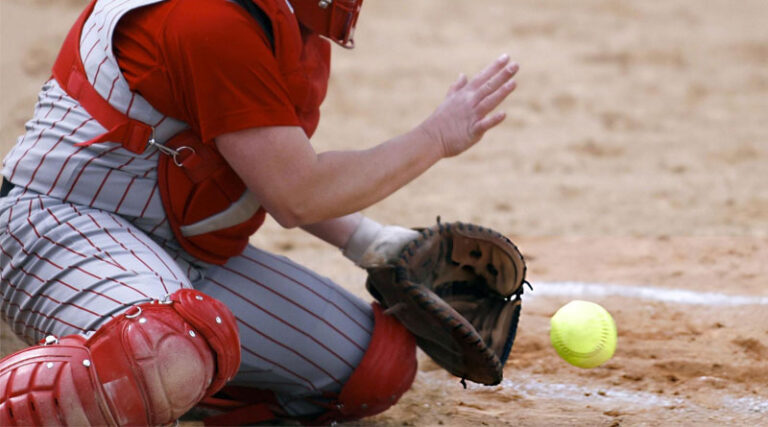 Best Fastpitch Catcher's Mitts of 2025 - Savvy Scores