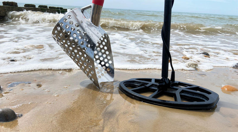Best Sand Scoops For Metal Detecting